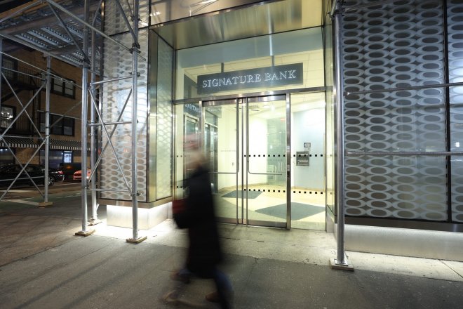 Americké úřady uzavřely newyorskou banku Signature Bank, rozhodnutí přichází jen několik dnů po pátečním uzavření Sillicon Valley Bank.