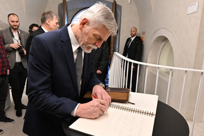 Český prezident Petr Pavel se při návštěvě Slovenska zapisuje do pamětní knihy v Českém domě, 14. března 2023, Bratislava.