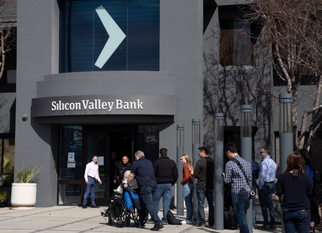 Klienti stojí 13. března po oznámení krachu Silicon Valley Bank před sídlem banky v kalifornské Santa Claře, aby zachránili své úspory.