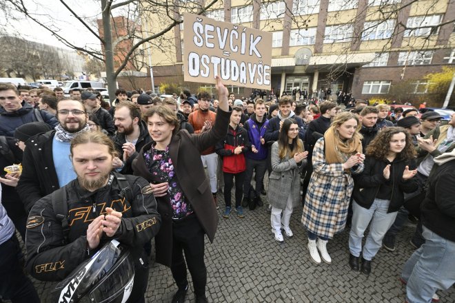 Studenti demonstrovali proti děkanu Národohospodářské fakulty Miroslavu Ševčíkovi.