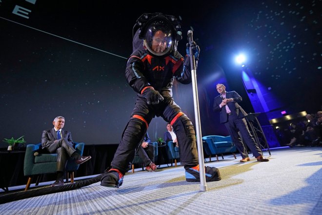 Hlavní inženýr společnosti Axiom Space Jim Stein předvádí prototyp skafandru ve středu 15. března 2023 v Houstonu. NASA si vybrala Axiom Space, aby navrhla skafandry, které budou její astronauti nosit po vstupu na měsíční povrch, což by se mělo stát koncem tohoto desetiletí.