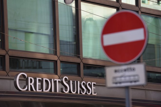 Převzetí Credit Suisse klid do trhu nevneslo. Akcie evropských bank dál krvácejí