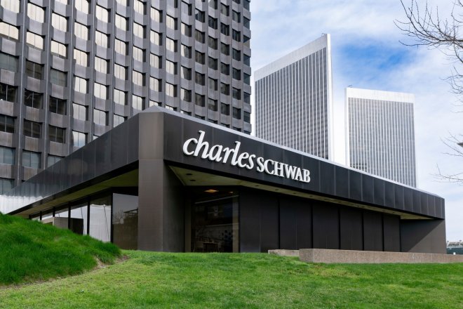 Akcie americké finanční společnosti Charles Schwab Corp. zažily nejhorší měsíční výkon za více než 35 let