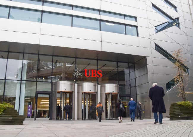 UBS převzala svého arcirivala, Credit Suisse. O práci kvůli tomu mohou přijít desítky tisíc lidí