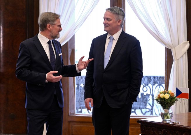 Předseda vlády Petr Fiala (vlevo) a generální tajemník Organizace pro hospodářskou spolupráci a rozvoj Mathias Cormann.