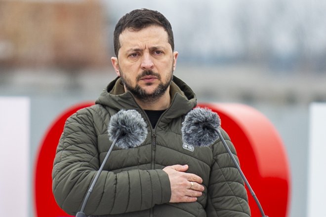 Ukrajinský prezident Volodymyr Zelenskyj na pietní akci u příležitosti prvního výročí masakru v Buči.