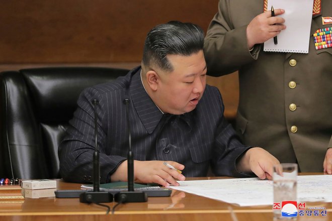 British American Tobacco zaplatí stamiliony dolarů za porušení sankcí, severokorejský vůdce Kim Čong-un je známý jako silný kuřák..