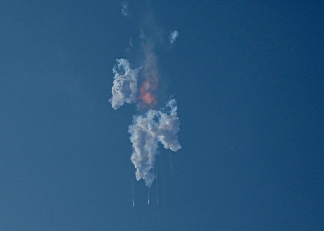 Obří dopravní systém Starship od společnosti SpaceX odstartoval ke svému prvnímu testovacímu letu bez posádky, krátce nato však ve vzduchu explodoval.