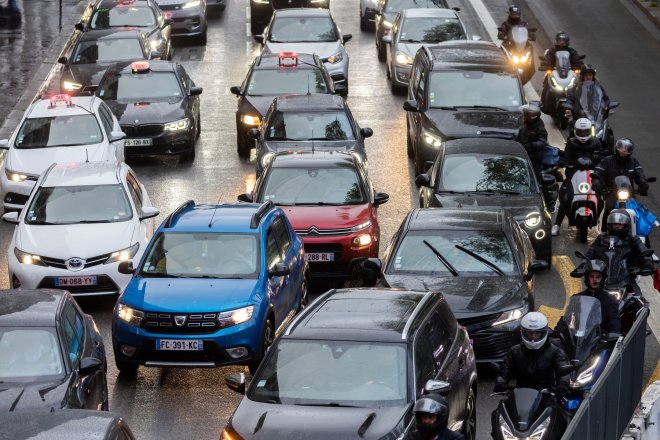 Paříž bude od řidičů SUV vybírat vyšší parkovací poplatky kvůli znečištění