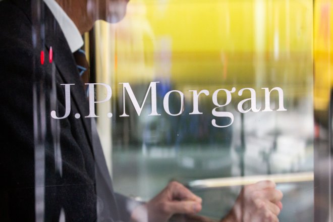 Agentura Fitch varuje před snížením ratingu desítek bank včetně JP Morgan