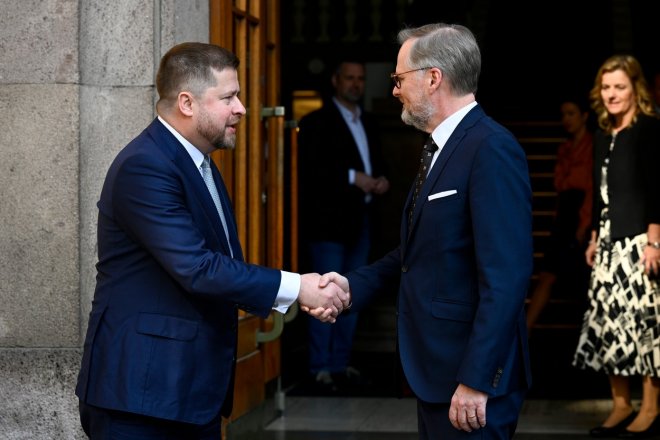 Guvernér ČNB Aleš Michl vítá v centrální bance premiéra Petra Fialu (ODS).