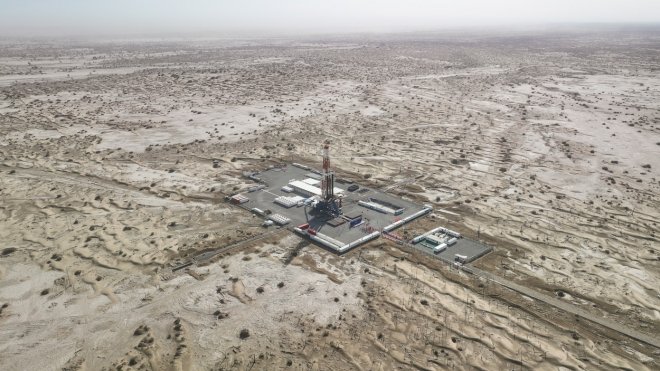 Petrochemická společnost China National Petroleum Corporation začala 6. června 2023 v poušti Tarim hloubit nejhlubší čínský vrt, který má prozkoumat, jaký surovinových poklad se skrývá 11 kilometrů pod povrchem Země,