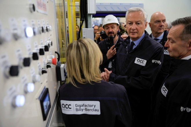 Francouzský ministr financí Bruno Le Maire navštěvuje gigafactory Automotive Cells Company (ACC), společný podnik Stellantis, TotalEnergies a Mercedes, během slavnostníhom otevření.