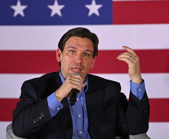 Ron DeSantis vyčnívá mezi republikánskými kandidáty