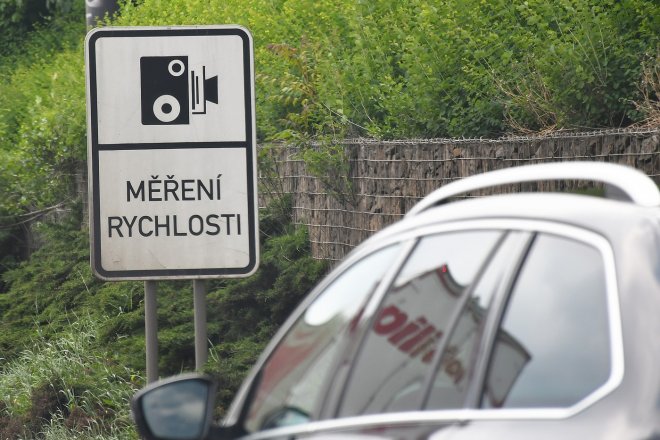 Nová vláda chce obcím vzít výnos z pokut z radarů měřících rychlost projíždějících aut