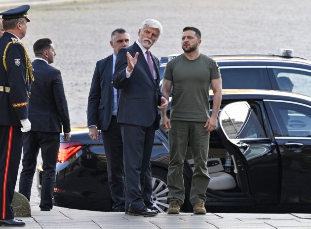 Ukrajinský prezident Volodymyr Zelenskyj přiletěl do Prahy a setkal se s českým protějškem Petrem Pavlem.