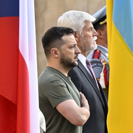 Ukrajinský prezident Volodymyr Zelenskyj (vlevo) a český prezident Petr Pavel (uprostřed) při státních hymnách 6. července 2023 na Pražském hradě.