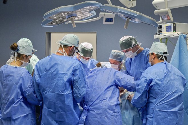 Lékaři na operačním sále