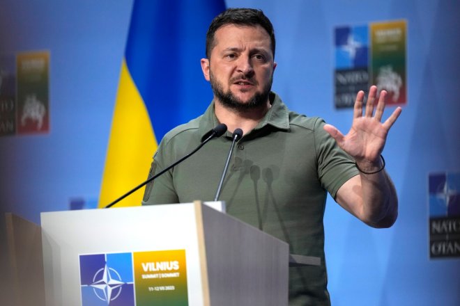 Zelenskyj ze summitu NATO odjíždí se sliby další podpory, pozvánky se nedočkal