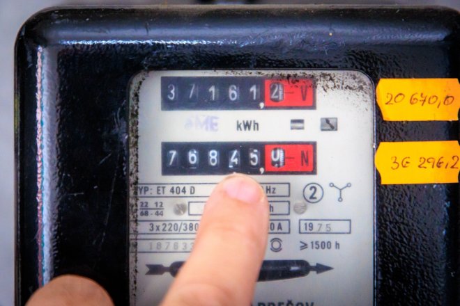 Elektřina lidem zlevní o tisíce. Ale nebude to zadarmo