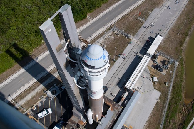 Vesmírná loď Starliner od společnosti Boeing nebude připravena k prvnímu letu s posádkou dříve než v březnu příštího roku.