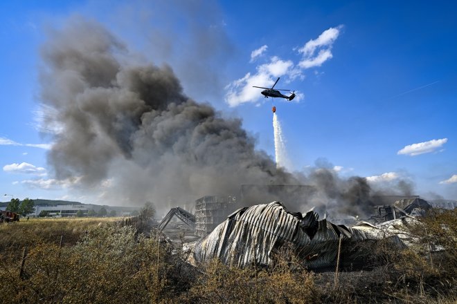 Škoda po požáru průmyslové haly v Žebráku je předběžně 1,5 miliardy korun