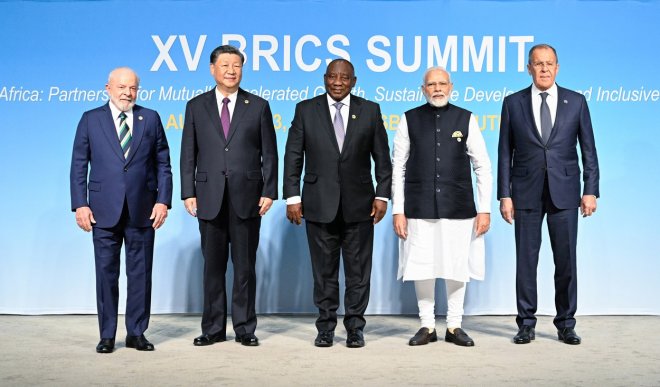 Lídři skupiny rozvíjejících se zemí BRICS na summitu v Johannesburgu tento týden rozhodli, že pozvou dalších šest zemí, aby se staly novými členy bloku