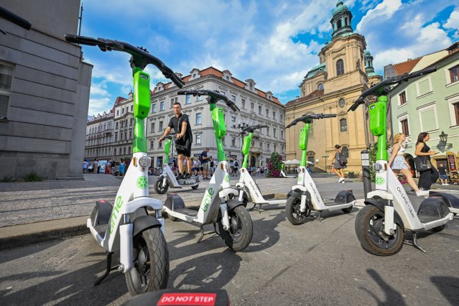 O zavedení regulace pro elektrické koloběžky již uvažuje i pražský magistrát