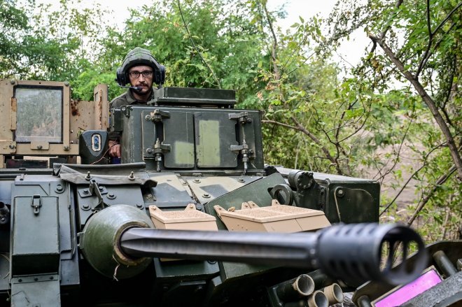 Posádka tanku Bradley 47. mechanizované brigády, osvobozující ukrajinskou ves Robotyne v Záporožské oblasti v září 2023.
