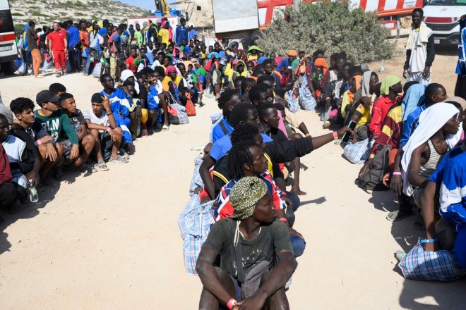 Lampedusa vyhlásila kvůli migraci stav nouze, sicilský farář hovoří o apokalypse