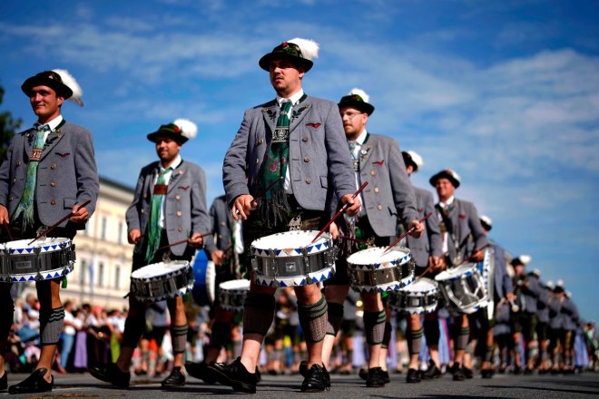 Tradiční Oktoberfest čelí kulturní válce. Ne kvůli pivu, ale biokuřatům