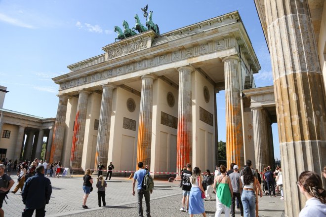 Klimatičtí aktivisté 17. září 2023 poničili červenou barvou Braniborskou bránu, symbol Berlína.