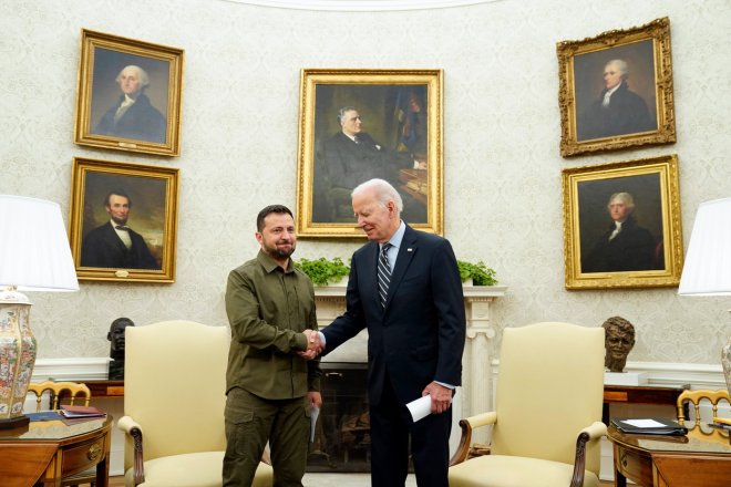 Americký prezident Joe Biden schválil novou vlnu vojenské pomoci Ukrajině, kterou Pentagon vyčíslil na 325 milionů dolarů (7,5 miliardy Kč). Řekl to po schůzce s ukrajinským prezidentem Volodymyrem Zelenským.