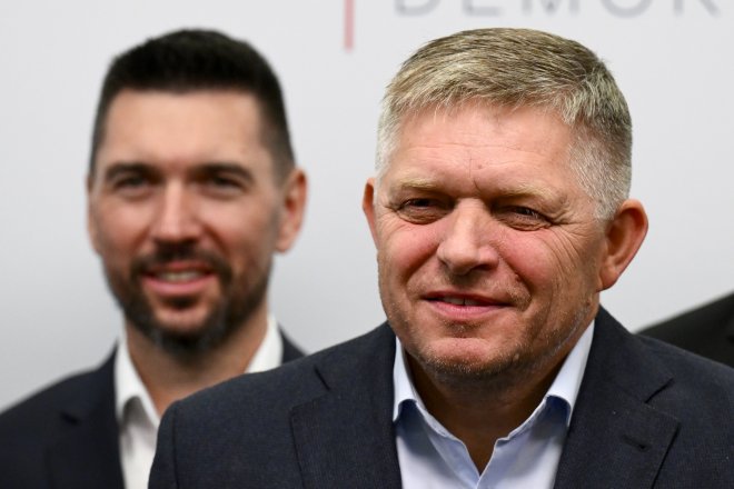 Slovenský premiér Robert Fico (v popředí) a ministr zemědělství Richard Takáč