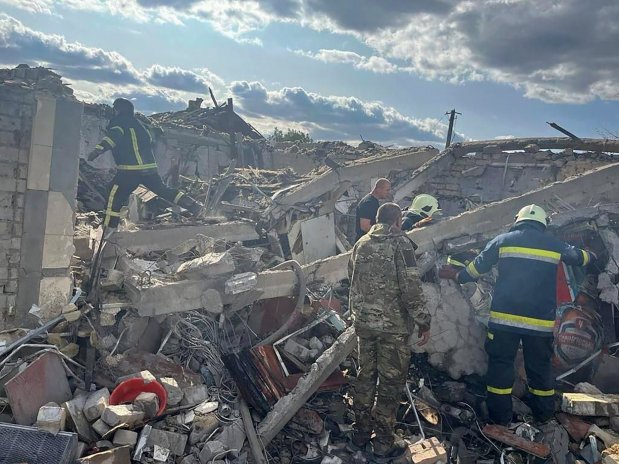 Rusko zasáhlo obchod a kavárnu v Charkovské oblasti, nejméně 48 mrtvých