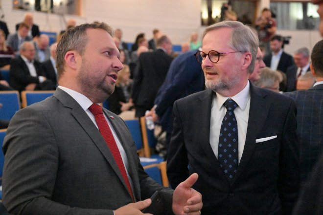 Premiér Petr Fiala (vpravo) a ministr práce Marian Jurečka