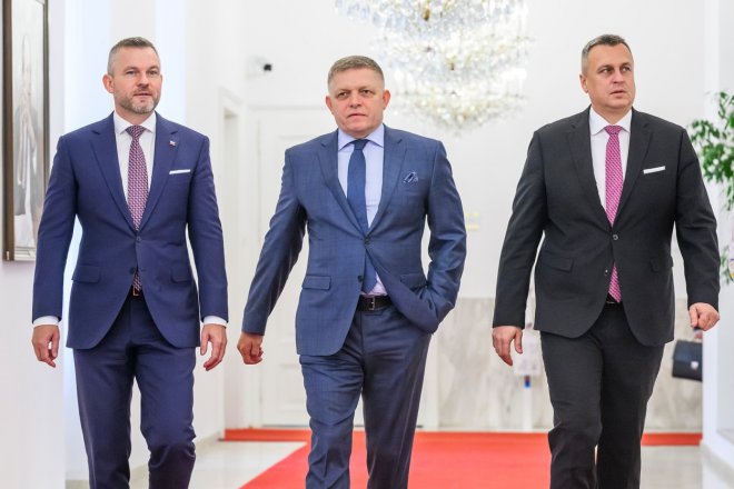 Předseda Hlas-SD Peter Pellegrini, předseda SMER-SD Robert Fico a předseda SNS Andrej Danko při slavnostním aktu podpisu memoranda o porozumění, v budově NR SR v Bratislavě