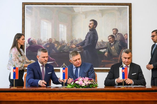 Předseda Hlas-SD Peter Pellegrini, předseda SMER-SD Robert Fico a předseda SNS Andrej Danko při slavnostním aktu podpisu memoranda o porozumění, v budově NR SR v Bratislavě