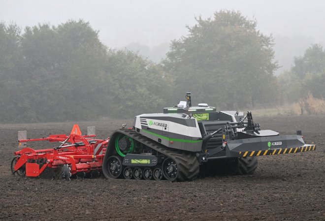 Na českém trhu je první autonomní traktor - AGbot