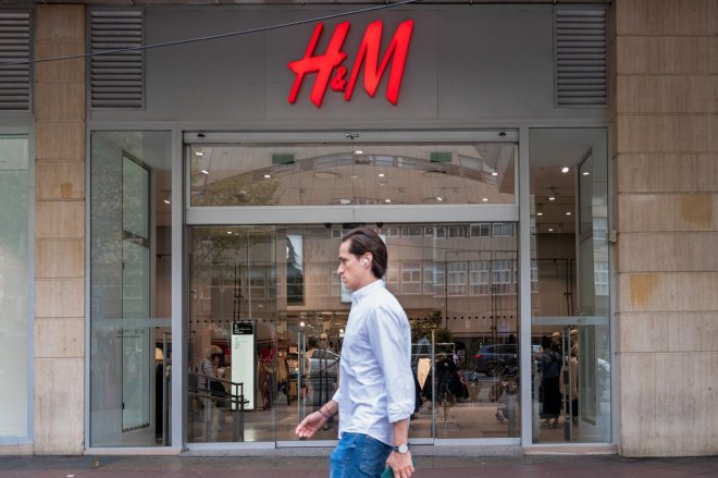 Prodejce oděvů H&M chce podle odborů uzavřít ve Španělsku čtvrtinu obchodů