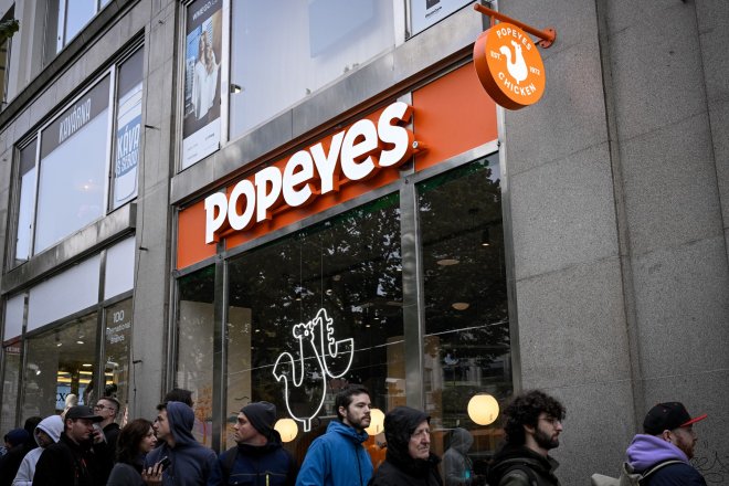 Louisianský řetězec rychlého občerstvení Popeyes otevřel na Václavském náměstí svou první českou pobočky