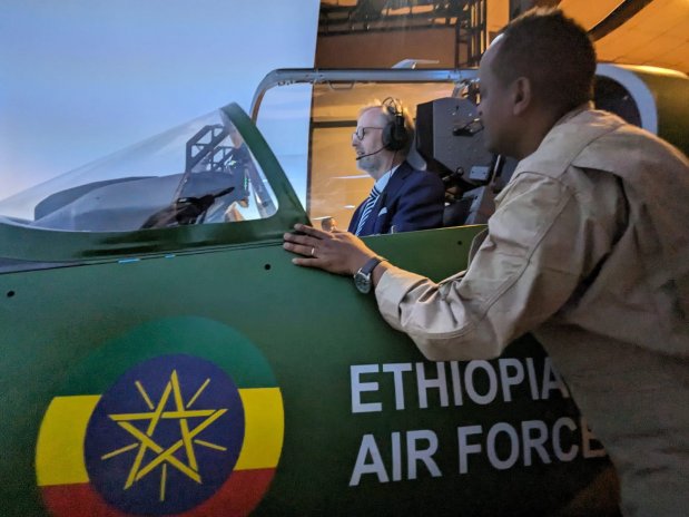 Český premiér Petr Fiala si během návštěvy Etiopie vyzkoušel na letecké základně v Bishoftu letecký simulátor.
