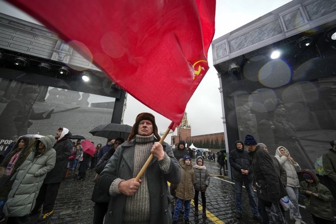 Dvanáctý balík sankcí EU zahrnuje i Putinovu příbuznou, napsal EU Observer