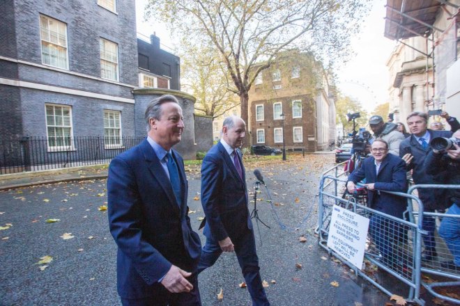 Rošáda na Downing Street. Na politickou scénu se vrací se expremiér Cameron