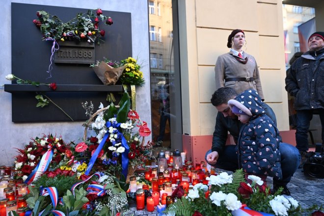 Lidé zapalují svíčky u památníku 17. listopadu na Národní třídě při příležitosti Dne boje za svobodu a demokracii a Mezinárodního dne studentstva, 17. listopadu 2023