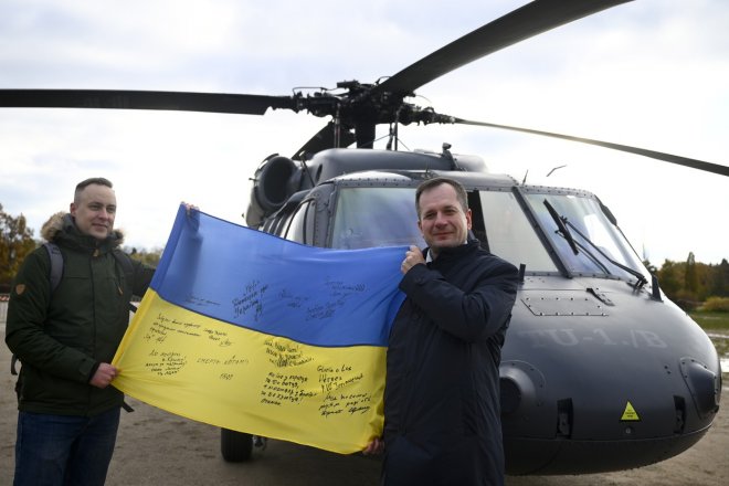 Veřejná prezentace vrtulníku UH-60 Black Hawk. Na snímku vpravo je chargé d'affaires Velvyslanectví Ukrajiny v ČR Vitalij Usatyj