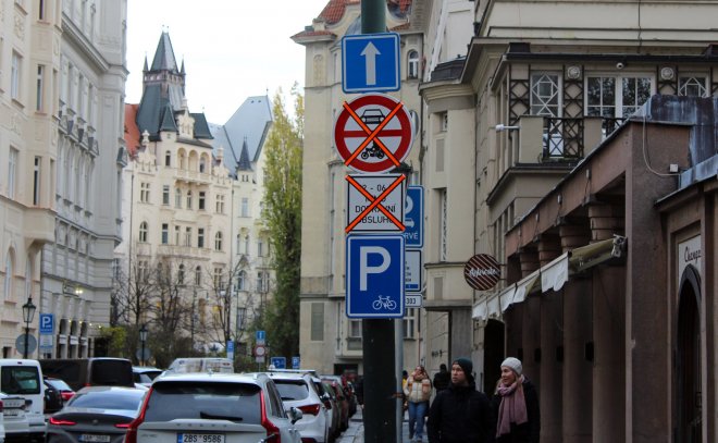 Nové dopravní značky zákaz vjezdu do části Starého Města mezi 22:00 a 6:00