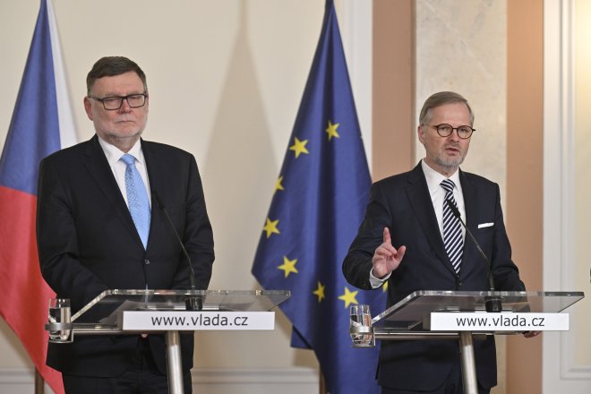 Premiér Petr Fiala (vpravo) a ministr financí Zbyněk Stanjura na tiskové konferenci ke státní pomoci energeticky náročným firmám s cenami energií.