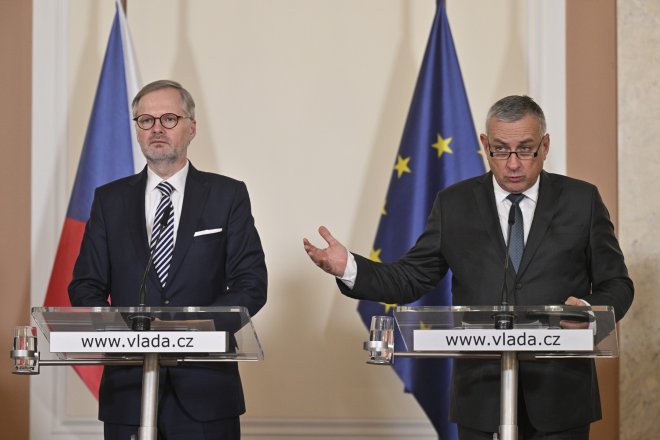 Premiér Petr Fiala (vlevo) a ministr průmyslu a obchodu Jozef Síkela na tiskové konferenci ke státní pomoci energeticky náročným firmám s cenami energií.