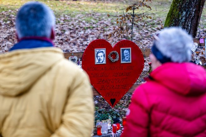 Lidé si připomněli 12. výročí úmrtí prezidenta Václava Havla u jeho chalupy na Hrádečku